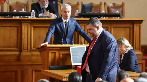 Драмата не закъсня: Депутати напуснаха залата при речта на Костадинов