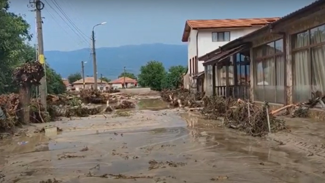 За хората в наводнените карловски села Каравелово Богдан и Слатина