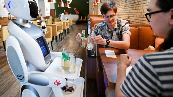 Ще загубят ли много хора работата си заради роботите?
