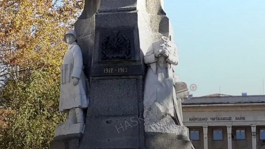 Паметникът на Незнайния воин в центъра на Хасково е обезглавен