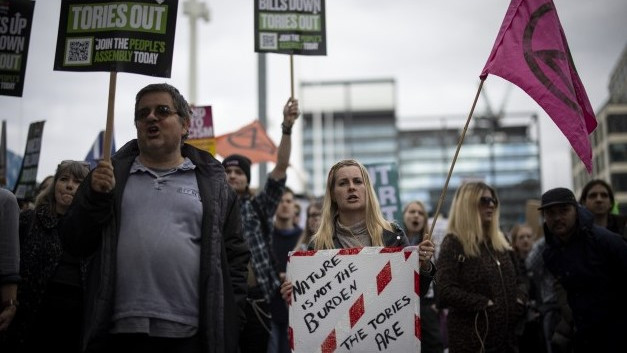 Хиляди излязоха на протест във Великобритания с призив страната да