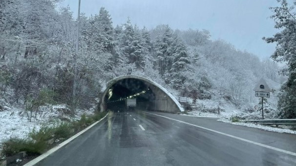 Сняг вали на АМ Тракия от двете страни на тунела