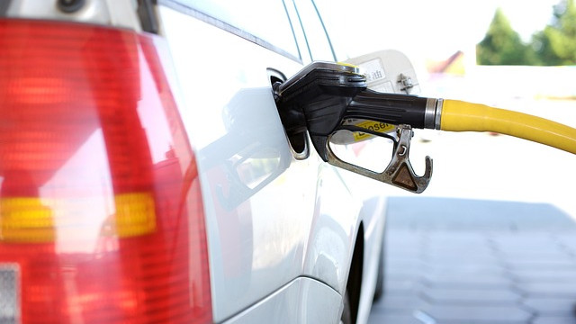 Под 3 лв. за литър: Цените на горивата падат преди празниците
