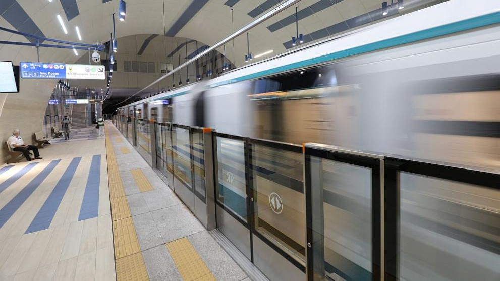 16-годишно момче разкъса и надраска 41 седалки във влак на метрото