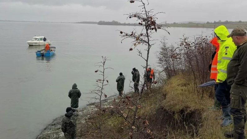 Откриха лодката на изчезналите в бургаското езеро Мандра рибари, чието