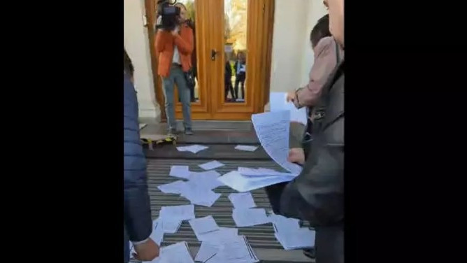 Протест срещу връщането на хартиените бюлетини пред Народното събрание Организатори