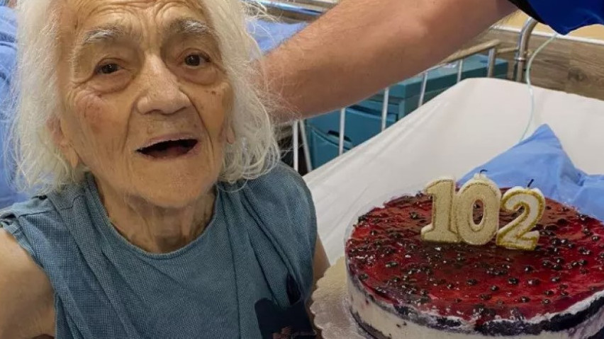102-годишна акушерка посрещна рождения си ден в „Пирогов“