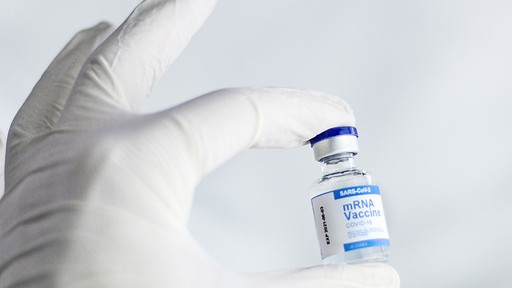 Адаптираната COVID ваксина: Кой кога може да си я постави