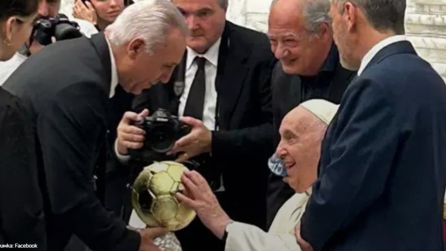 Стоичков подари на Папа Франциск копие от „Златната топка“