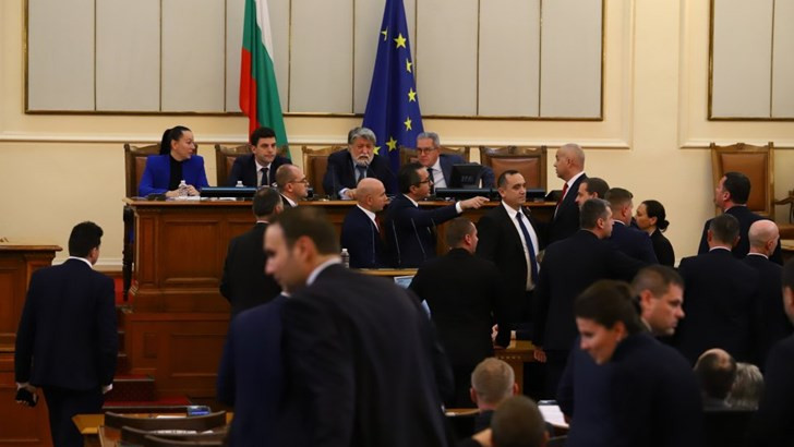 След повече от 4 часа дебати: Депутатите приеха на първо четене удължаването на бюджета