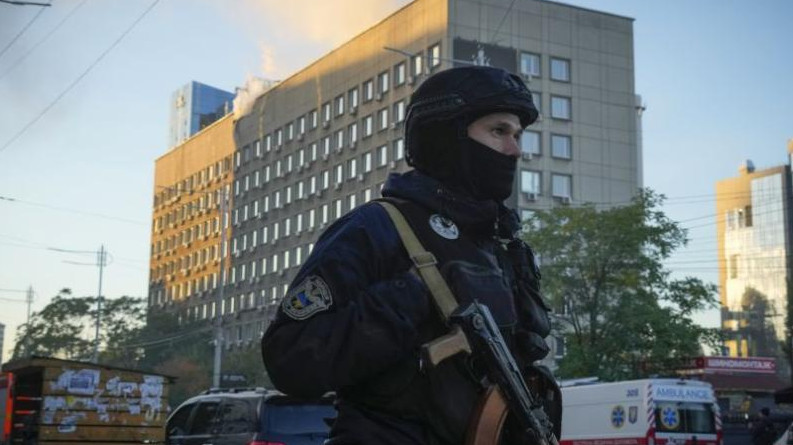 Най-малко две експлозии са регистрирани днес в Киев, а над