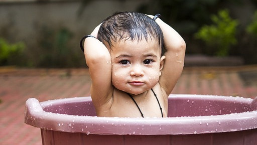 Как се къпе бебе в 5 стъпки