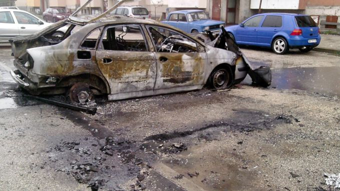 Подпалиха две коли в София