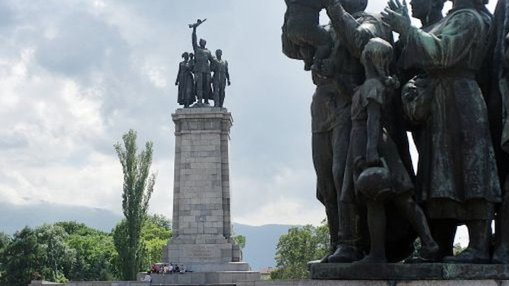 ДБ предлага премахването на всички комунистически паметници и символи в България