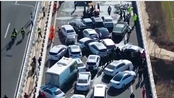 Грандиозно: Стотици коли катастрофираха на магистрала в Китай