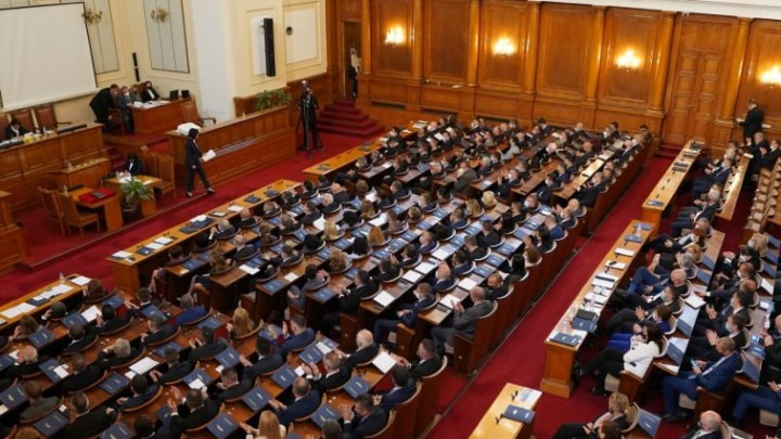 Парламентът продължава с обсъждането на удължаването на бюджета