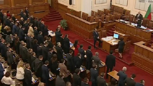 Заседанието на парламента беше прекратено след близо 18 часа дебати