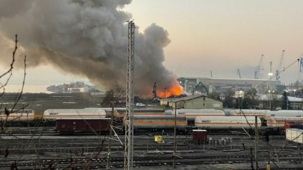 Голям пожар избухна на пристанище Бургас запад предава БНТ По информация