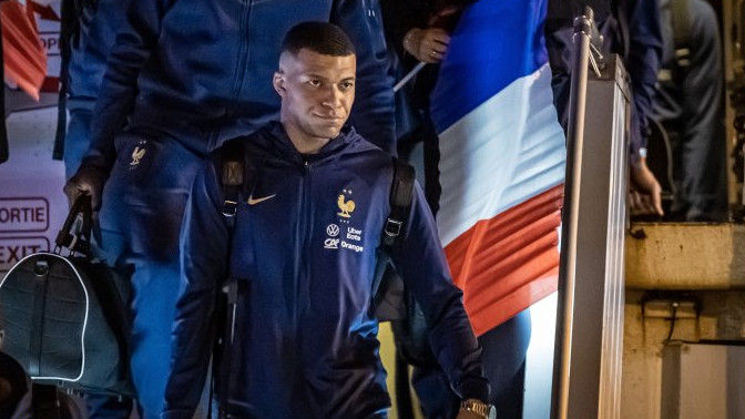 Бурно посрещане на френския национален отбор по футбол в Париж