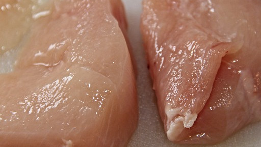 Пилешкото е поскъпнало с 35%, не описват дали месото е повторно замразено
