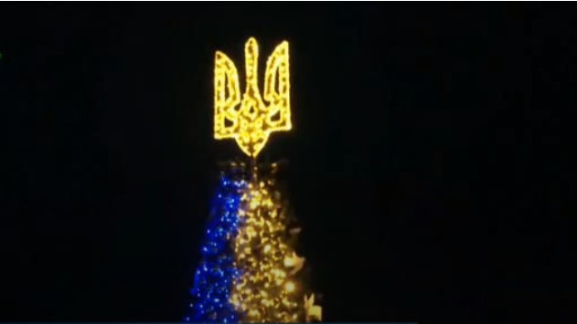 Коледно дърво, захранвано с генератори, грейна в центъра на Киев