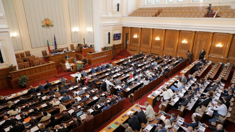 Депутатите обсъждат закупуването и трансфера на нефт от Русия