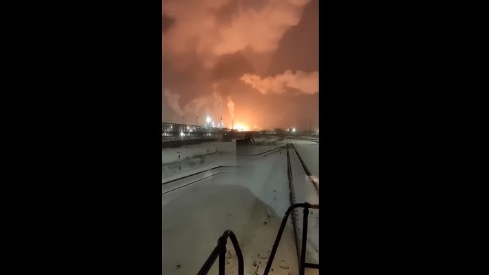 Експлозия в петролна рафинерия в Русия, има загинали