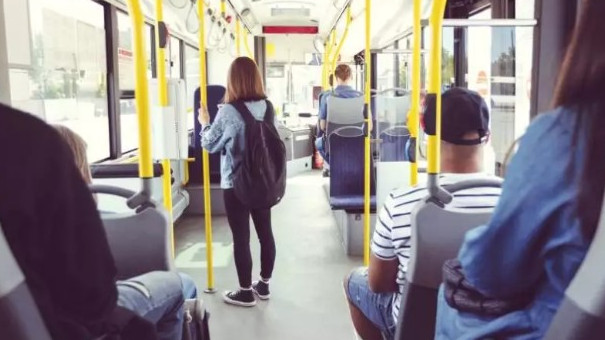 Столичани вече пътуват в градския транспорт по нови правила