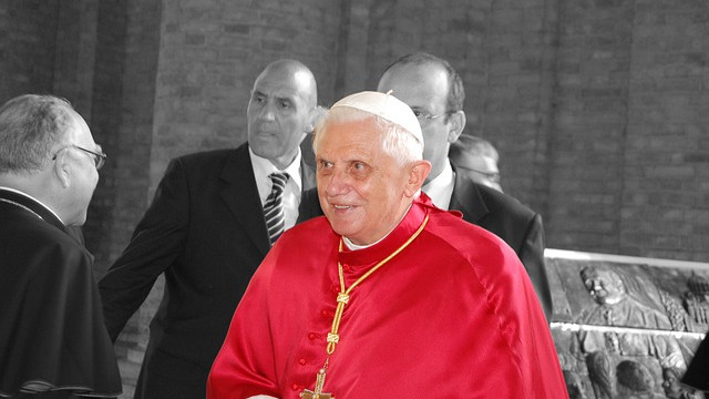 Погребват папа Бенедикт XVI в три ковчега