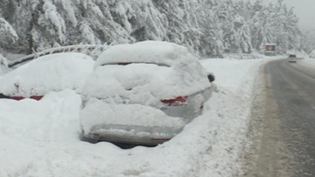 На прохода Предел вече вали сериозно количество сняг От Областното пътно