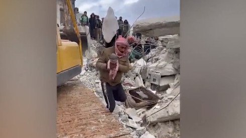 Бебе се роди под развалините в Сирия