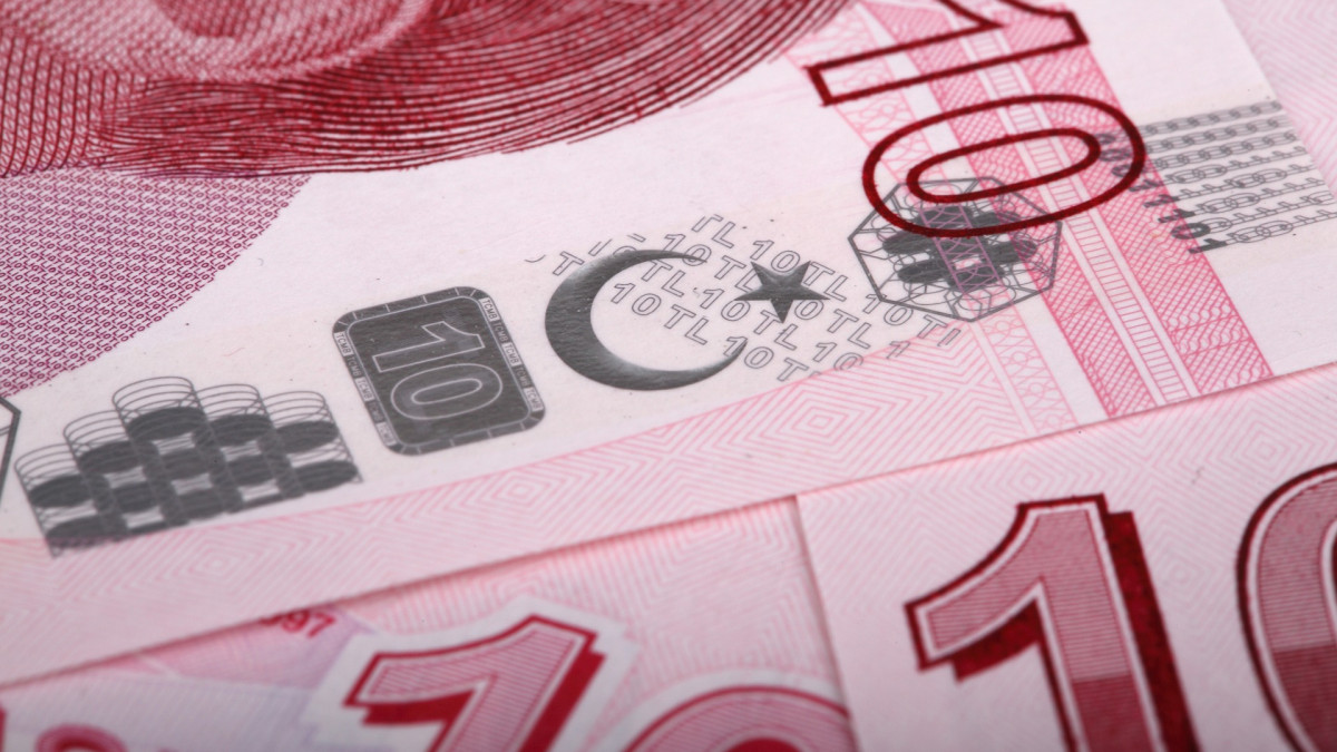 Турската лира достигна за кратко ново рекордно дъно от 18,85