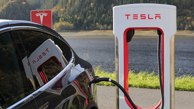 Американският производител на електромобили Тесла Tesla изтегля от движение близо