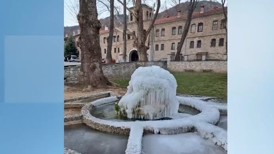 Фонтанът пред Бачковския манастир замръзна Тази сутрин минимални температури са