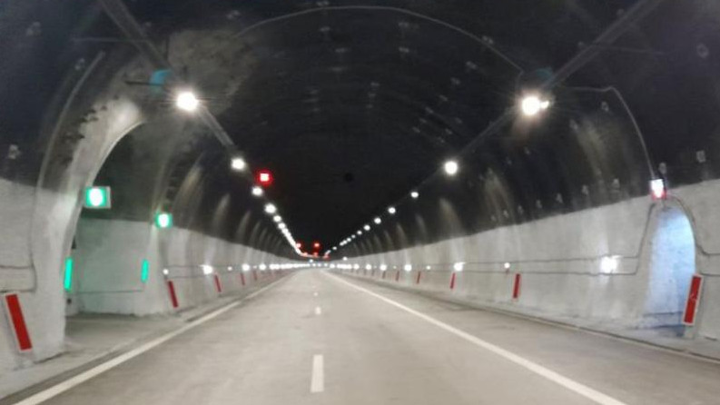 Движението по изпреварващата лента в тръбата за София на тунел