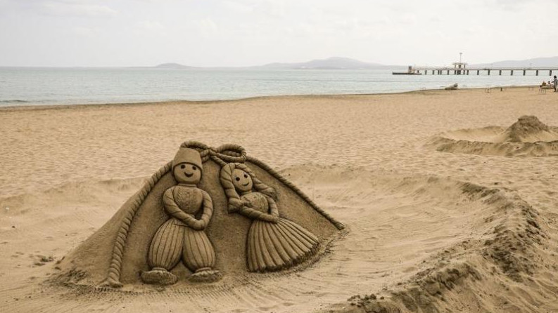 Настроение на брега на морето: Пясъчна фигура на Пижу и Пенда радва бургазлии