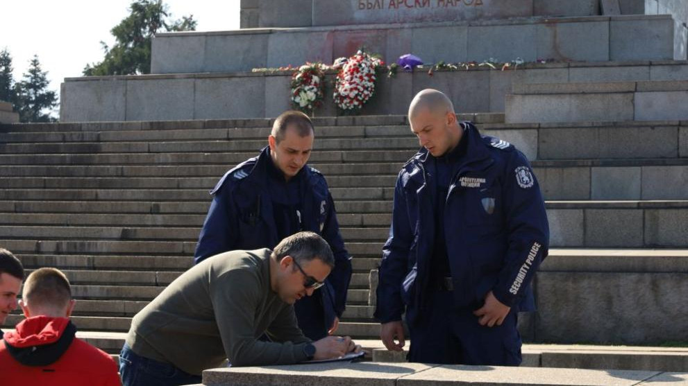 Политиците да оставят темата за преместването на Паметника на Съветската