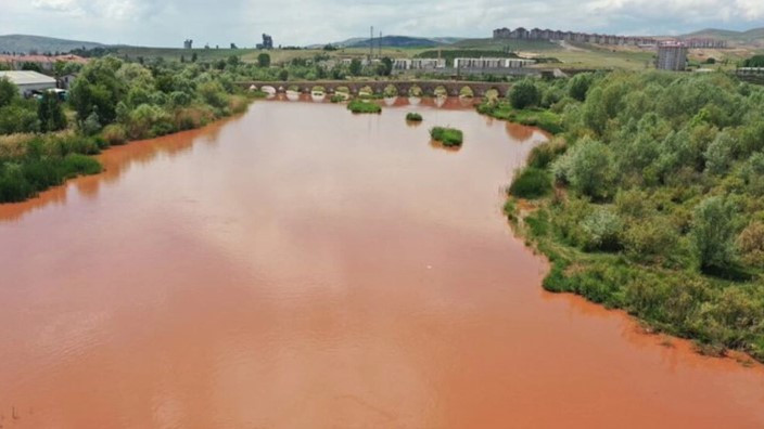 Най-дългата река в Турция стана червена
