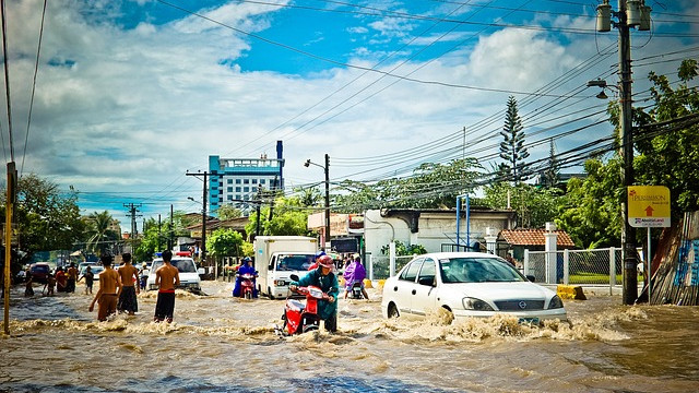 Нови порои в Турция: Наводнени улици и къщи в пострадалите от трусовете райони