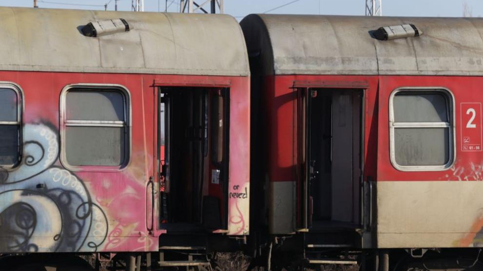 Тревожна тенденция: Ръст на посегателствата над влакове с камъни