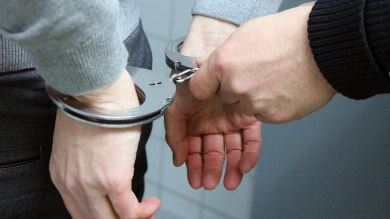 Полицията задържа двама души за заливането с киселина на 52-годишната