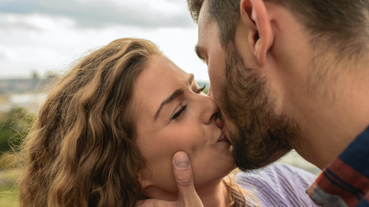 Митове и факти за целувката: Истината зад романтичния жест