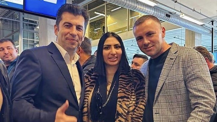 Софи Маринова, Кирил Петков и Ицо Хазарта направиха фурор със СНИМКА от летище