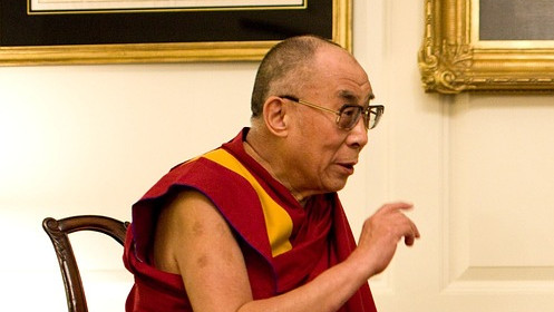 Ново провокативно ВИДЕО на Далай Лама: Гъделичка с пръст крака на Лейди Гага