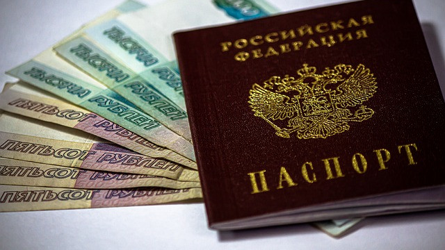 Службите за сигурност на Русия са започнали да конфискуват паспортите