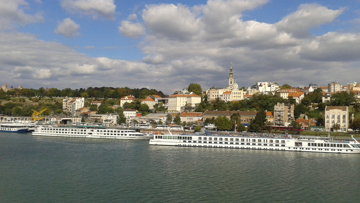 Вучич печели още на първия тур президентския вот в Сърбия