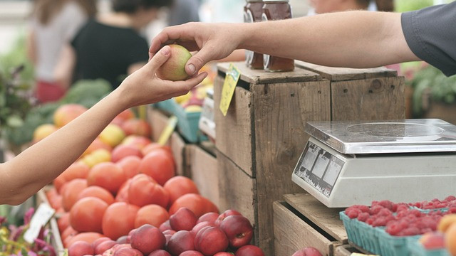 Търговци злоупотребяват с цените на плодове и зеленчуци