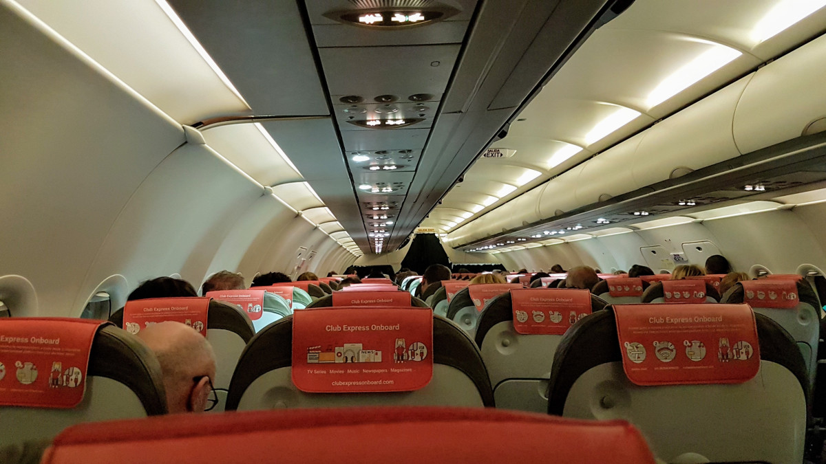 Барикада: Пътници се залостиха в самолет, кацнал във Варна, вместо в София