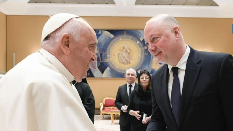 Росен Желязков подари на папа Франциск икона, извезана със златни и сребърни конци