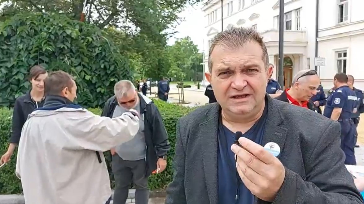 Лидерът на БОЕЦ опита да пробие полицейския кордон пред парламента